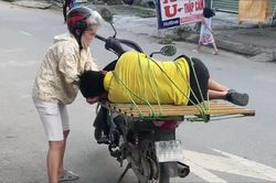 Chồng say xỉn trên bàn nhậu, vợ tới đón về theo cách đặc biệt khiến cả phố ngoái nhìn