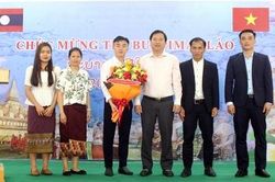 Trường Đại học Hùng Vương tổ chức đón Tết Bunpimay cho lưu học sinh Lào