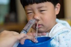 Có nên dùng xilanh bơm nước muối rửa mũi cho bé?