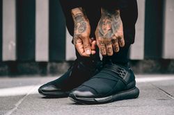 Nam giới nên phối đồ thế nào với giày sneakers?