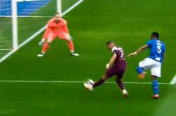 Mbappe 'xâu kim' thủ môn ở góc hẹp