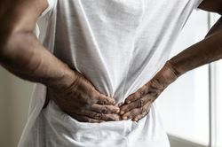 Khi đau lưng là dấu hiệu của bệnh lý nguy hiểm