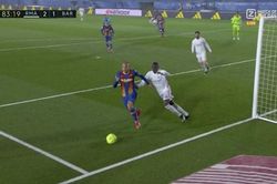 TRANH CÃI: Barcelona mất oan 11m ở Kinh điển vì trọng tài?
