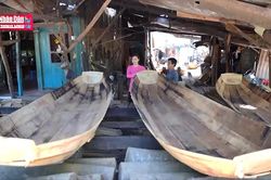 Làng nghề đóng xuồng Long Hậu