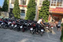 Tiền Giang: Nhóm quái xế bỏ chạy tán loạn, phi xuống kênh khi bị CSGT truy đuổi