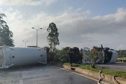 Xe container chở dầu lật chắn ngang đường, tài xế bị thương