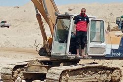 Người lái máy xúc giải phóng tàu Ever Given nói 'chưa nhận được tiền làm ngoài giờ'