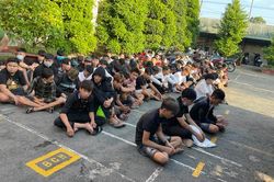 Hàng trăm 'quái xế' phi xuống mương trốn CSGT khi đang đua xe trên QL1
