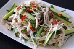 Làm nộm gà xé phay dưa chuột kiểu này ai ăn cũng ghiền