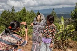 Bộ tộc sống chung với người chết trên đảo ở Indonesia