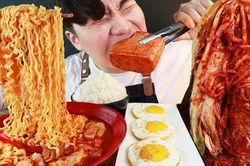 Trung Quốc mạnh tay với các video mukbang ăn nhậu 'siêu to khổng lồ'