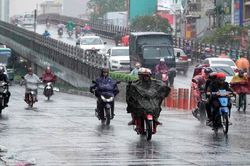 Mưa lớn ở trung tâm TP HCM, ngày mai nhiệt độ Hà Nội có thể lên tới 31 độ C