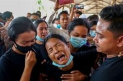 Bạo lực Myanmar leo thang, dùng tới bom khiến hơn 700 dân thường thiệt mạng
