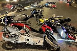 Hàng trăm quái xế đua xe trên QL1A, bị cảnh sát vây ráp, bắt hơn 100 xe