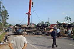 Xe đầu kéo chở bồn dầu lật chắn ngang quốc lộ, ách tắc kéo dài