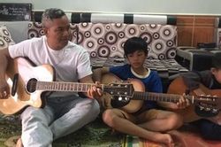 Lớp học đàn miễn phí giữa rừng thông và người cha 'đặc biệt' của 4 đứa con