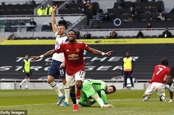 Bùng nổ hiệp 2, MU ngược dòng ngoạn mục hạ Tottenham
