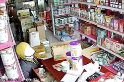 Dàn cảnh trộm tiền trong cửa hàng bách hóa