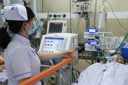 Nam thanh niên nhập viện với lưỡi dao đâm xuyên ngực