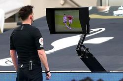 Tottenham 1-3 MU: Cavani đã bị tước oan một bàn thắng?