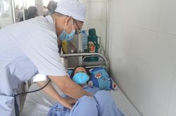 Cụ bà U70 bị xương heo 3 cạnh cắm vào cổ nguy kịch
