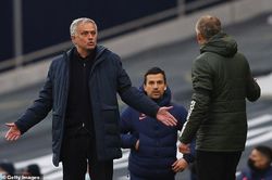 Tottenham thua ngược M.U, Mourinho tức tối cà khịa Solskjaer