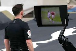 VAR tước bàn thắng của M.U, chuyên gia ầm ầm phản đối 'đó không còn là bóng đá'