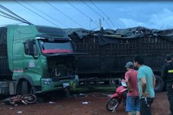 Xe đầu kéo tông xe máy, 4 người thương vong