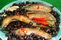Bài thuốc bổ thận từ cá trê và đậu đen dành cho các quý ông thận yếu