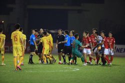 Trận Thanh Hóa 1-1 TP.HCM: Trọng tài bị quây, cảnh sát cơ động vào sân giải cứu