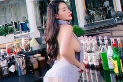 Ngân 98 tiếp tục thả dáng trong áo len hững hờ: Phải chăng là đẹp khoe xấu che?