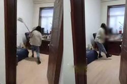 Clip sếp bị nữ nhân viên cầm chổi lau nhà đập liên tục vào mặt gây xôn xao