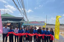 Câu lạc bộ Hạnh Nguyện khánh thành đường nông thôn tại huyện Bình Đại (Bến Tre)