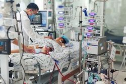 Cứu sống bé gái 9 tuổi bị viêm cơ tim 'ngàn cân treo sợi tóc'