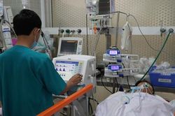 Thanh niên bị dao đâm xuyên ngực trái được cứu sống