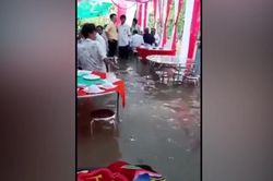 Clip: Quan khách bì bõm lội nước ăn cỗ cưới