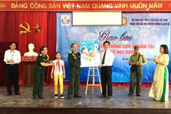 Hà Nội: Học sinh khiếm thính giao lưu với nhân chứng lịch sử