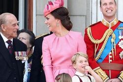 Vợ chồng Công nương Kate và Hoàng tử William tưởng nhớ ông nội khiến dân chúng xúc động