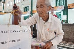 Ông cụ viết thư thuê cuối cùng ở Sài Gòn sức khỏe đã yếu, nghỉ việc vẫn lén con bắt xe buýt lên bưu điện