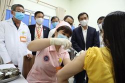 Sáng 12/4: 6 người đầu tiên tiêm thử nghiệm mũi 2 vắc xin COVIVAC phòng COVID-19 của Việt Nam