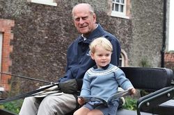 William lần đầu đăng bức ảnh này của Hoàng thân Philip và George, có một điểm rất đặc biệt