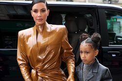 Kim Kardashian bị chỉ trích vì cho con gái tự trang điểm