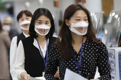 Người Hàn lo lắng vì phải đeo khẩu trang trong nhà
