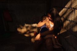 Thảm cảnh của những người mẹ ôm con khi tay bị còng vào giường