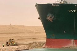 Siêu tàu Ever Given bị cấm rời kênh Suez