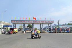 Xe chở người đi cấp cứu bị nhân viên bến xe chặn đường thu tiền
