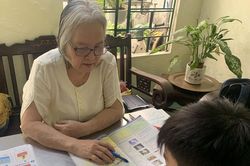 Triết lý bất ngờ của bà giáo già dạy ngoại ngữ miễn phí cho trẻ em nghèo