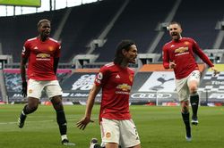 Lý do then chốt MU phải giữ Cavani ở lại