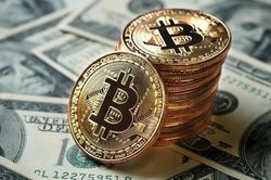 Bitcoin phá đỉnh, cán mốc 63.000 USD