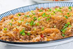 Chần xong chớ xào luôn, thêm 1 bước, miến xào mềm tơi, không vón cục